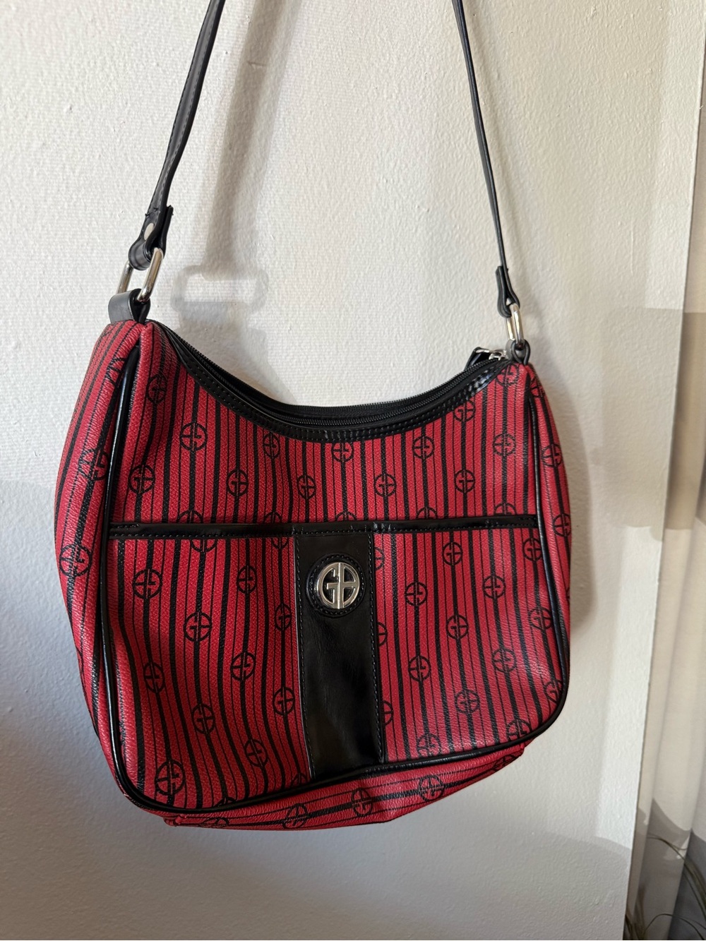 Giani Bernini Red Patterned Shoulder Bag with Black Trim - Picture 4 of 7